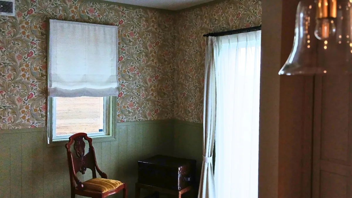 ナチュラルリビング三角屋根