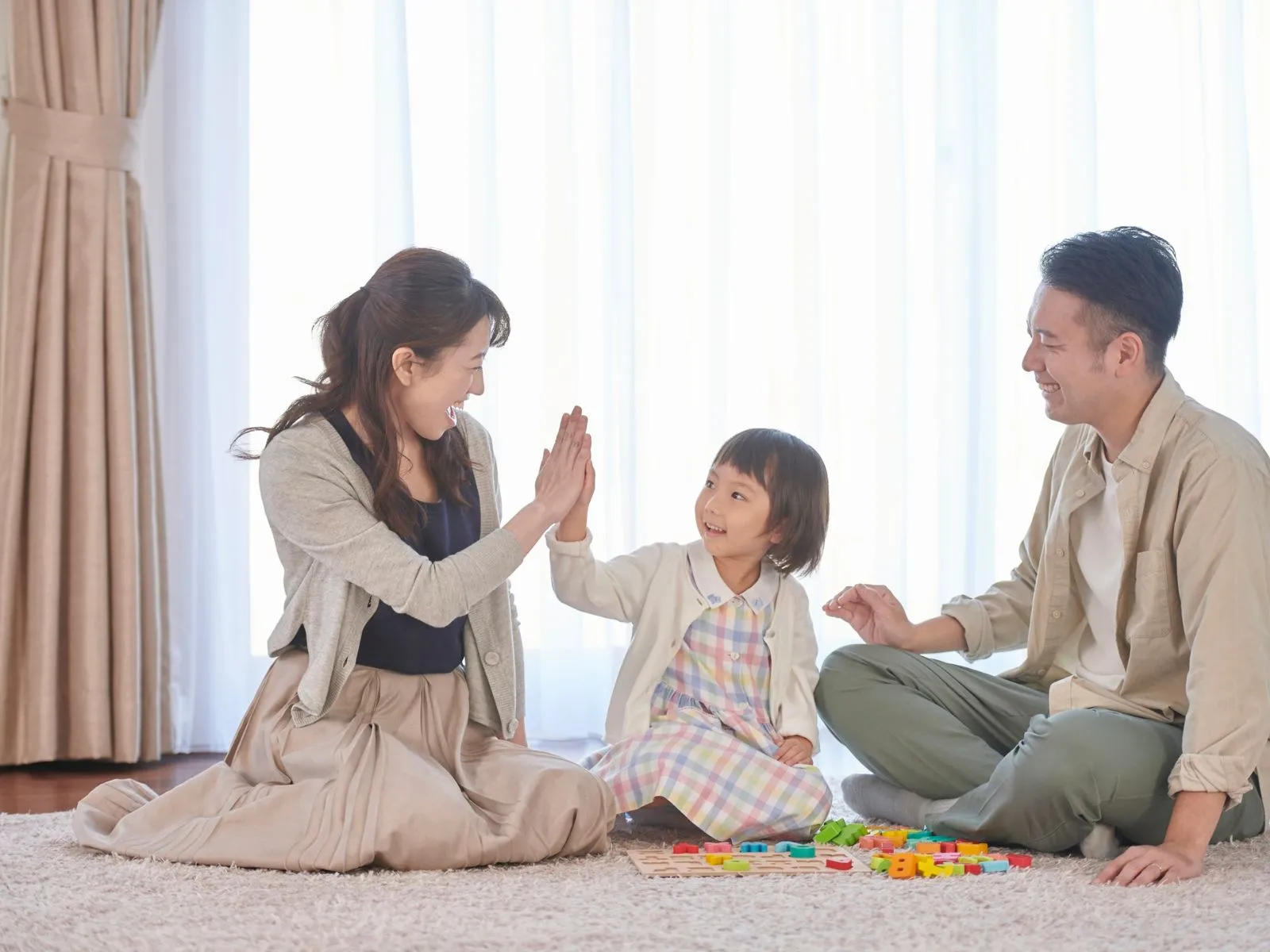 幸せそうな家族の画像